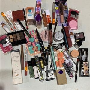 Assorted Makeup Items in Variety of Brands and Shades lot of 50 (P48)